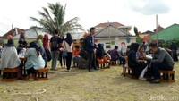 Rumah tersebut kini ramai dikunjungi wisatawan. Bukan hanya rumahnya saja, di sekitar wilayah tersebut juga menjadi tempat berkumpul dan bercengkrama bagi para pengunjung (Raja Adil Siregar/detikTravel)