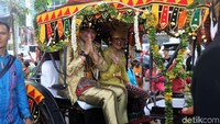 Mempelai Muhammad Bobby Afif Nasution dan Kahiyang Ayu saat naik dikereta kencana.