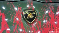 Uniknya, kelir yang dinilai sangat jarang berada di Lamborghini Aventador ini dilakukan hand painting alias corat-coret yang selesai dalam 1 hari. Foto: Ruly Kurniawan