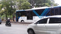 Arus lalu lintas di Jalan Warung Jati Barat pada siang hari ini terpantau lancar. Di busway tampak sesekali bus TransJ melintas. (Foto: Tsarina Maharani/detikcom)