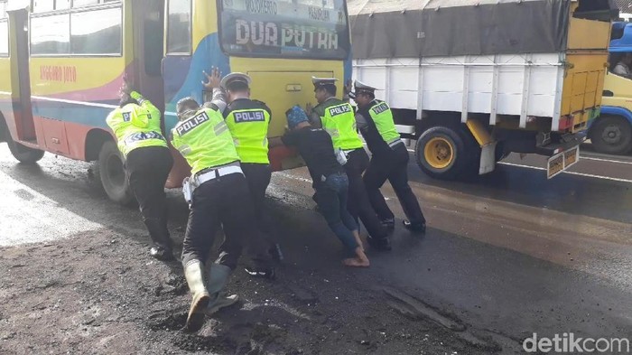 Aksi Polisi Ramai-ramai Dorong Bus Mogok di Pantura Pasuruan