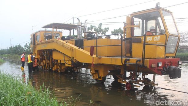 Jalur rel kereta di Porong terendam banjir/