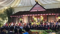 Para menteri pria tampak mengenakan jas sedangkan menteri perempuan mengenakan kebaya (Foto: Ray Jordan/detikcom)