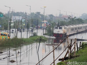 Jalur Rel di Porong Terendam Banjir, Laju Kereta Api Diperlambat
