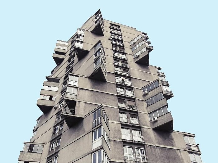 Di ibu kota Serbia, Beograd ada rumah yang berbentuk seperti UFO. Arsitektur bangunan ini disebut sebagai sosio modern, sosio realisme, brutalisme dan sebagainya.