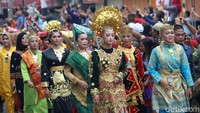 Warga dimanjakan dengan puluhan kaum hawa yang tampil mengenakan pakaian adat.