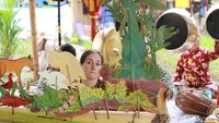 Sarah adalah seorang murid Ki Ledjar yang mendalami wayang kulit, khususnya wayang kancil, sekaligus menjadikannya sebagai bahan tesis S2 pada 1997. Foto: Kulfest 2017/ Hanif Hawari (detikHOT)