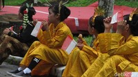 Mereka melakukan pemanasan seperti bernyanyi menyambut rombongan kirab. (Foto: Andhika Prasetia/detikcom)
