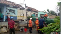 Tower BTS roboh di Cipayung, Jakarta Timur, menimpa 3 rumah warga. Rumah-rumah tersebut mengalami kerusakan parah.