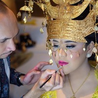 Sebelum menjalani prosesi kirab dan resepsi, Kahiyang Ayu menjalani proses makeup. Lewat tangan makeup artist Barry Irawan, Kahiyang bertransformasi menjadi pengantin Mandailing yang cantik jelita. Foto: dok. Instagram (Barry Irawan)