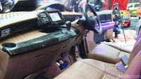 Coklat kesan elegannya lebih menonjol karena konsep dari mobil ini sendiri elegan, dan warna luarnya hitam, jadi perpaduan antara hitam dan coklat lebih kontras gitu, tutur Andra. Foto: Khairul Imam Ghozali