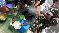 Satgas Yonif Raider 515 Kostrad menyelamatkan 16 penumpang dan anak buah kapal (ABK) KM Lingkar yang tenggelam di Perairan Aru, Maluku, pada Minggu (26/11), sedangkan 10 orang sampai saat ini belum ditemukan. Pool/Penkostrad.