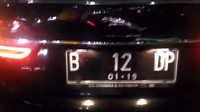 Mobil yang ditumpangi oleh Dewi Perssik pada saat kejadian. Foto: Screenshot Video