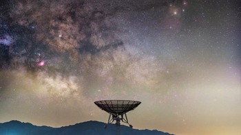 Bima Sakti di langit malam yang menaungi sebuah teleskop radio kecil Stasiun Miyun, tempat observasi benda langit nasional China, di pinggiran kota Beijing. Foto: Haitong Yu via PopSugar