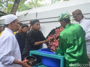 Mengintip Ritual Sakral Nyiram Gong Sekati di Cirebon