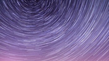 Jejak bintang berseri dan konsentris terlihat berputar di atas pengamat astronomi di langit malam saat musim semi akhir di Inggris. Foto: Andrew Whyte via PopSugar