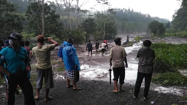 Usai Hujan Deras, Lahar Dingin di Sungai Jadi Tontonan Warga