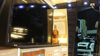 Adi memaksimalkan teknologi dengan beberapa penambahan pemanis living room seperti PC, PS4, aquarium, alat sisha. Konsep mini bar. Foto: Khairul Imam Ghozali