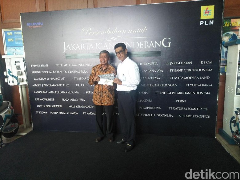 Motor listrik Viar diberikan kepada PLN Foto: Ruly Kurniawan Motor listrik Viar diberikan kepada PLN Foto: Ruly Kurniawan