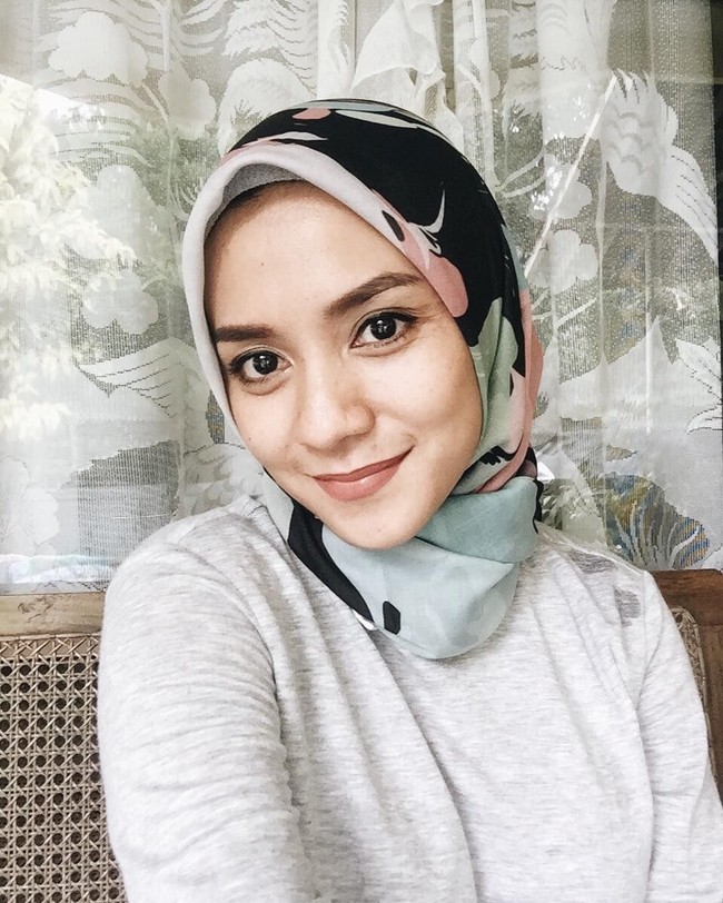 Enno Lerian memilih untuk menikah saat usianya baru 20 tahun dengan Nayaka Untara. Tetapi pernikahannya tak berlangsung lama. Enno menyandang predikat single parent di usianya ke 23. Kini Enno sudah menikah lagi dengan Priambodo Soesetyo. Dari pernikahan keduanya, mantan penyanyi cilik ini dikaruniai tiga anak. Foto: Instagram