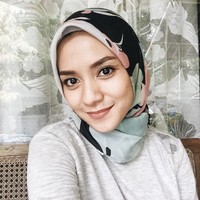 Enno Lerian memilih untuk menikah saat usianya baru 20 tahun dengan Nayaka Untara. Tetapi pernikahannya tak berlangsung lama. Enno menyandang predikat single parent di usianya ke 23. Kini Enno sudah menikah lagi dengan Priambodo Soesetyo. Dari pernikahan keduanya, mantan penyanyi cilik ini dikaruniai tiga anak. Foto: Instagram