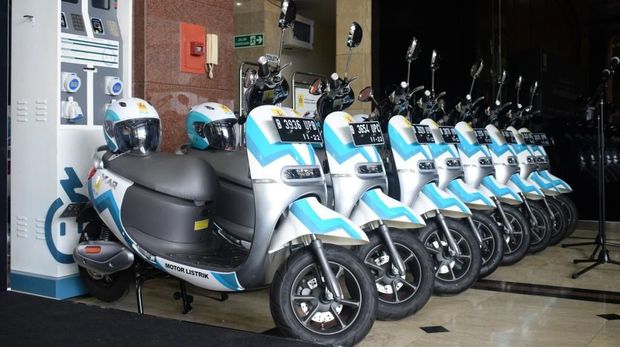 60 Motor Listrik Viar Diserahkan ke PLN Disjaya
