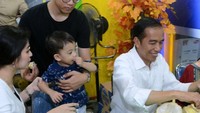 Disaat Jokowi asyik memilih durian, terlihat juga Selvi Ananda dan Gibran Rakabuming yang sedang memegang Jan Ethes. Foto: Instagram Jokowipedia