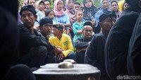 Ratusan masyarakat menyaksikan ritual sakral tersebut.