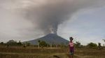 Melihat Dahsyatnya Semburan Abu Vulkanik Gunung Agung Hari ini