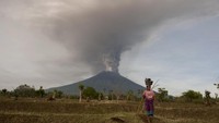 Abu vulkanik menyembur hingga 3.400 meter  (Foto: Dok. ANTARA Foto/Nyoman Budhiana)