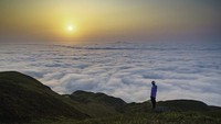 Lautan awan di puncak gunung yang tenang saat matahari terbit adalah momen yang menakjubkan saat traveler mengunjunginya (Dok. HKTB)