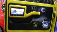 Meski sudah lebih canggih misalkan terdapat mini bar didepan mobil, monitor LCD 12 inci di tiap pintu, TV besar ditengah (LED 42 inci), PS 3, serta penambahan audio, si Kijang masih tetap asik dibawa lari. Bahkan, Roby sempat membawanya turing. Foto: Ruly Kurniawan