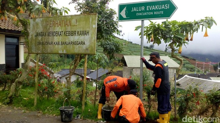 Pemasangan rambu rambu rawan bencana di Banjarnegara, Senin (27/11/2017).