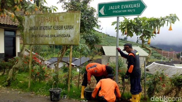Pemasangan rambu rambu rawan bencana di Banjarnegara.