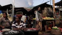  Aktifitas jual beli di pasar Desa Culik, Karangasem, Bali, Senin (27/11).. Johannes P. Christo/Reuters.