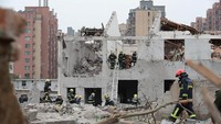 Akibat ledakan ini, gedung-gedung di sekitar lokasi mengalami kerusakan cukup parah, dengan kaca jendelanya pecah. Foto: REUTERS/Stringer