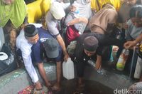 Warga Cirebon Berebut Air Bekas Siraman Gong Sekati