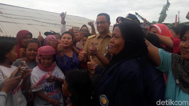 Anies bersama warga Kampung Akuarium.