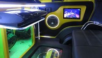 Tak hanya omong kosong belaka, selama sekitar 2 tahun kebelakang Roby yang juga bergabung di Toyota Kijang Club Indonesia (TKCI) mempercantik mobil kesayangannya agar tidak terlihat renta. Dengan menghabiskan sekitar Rp 100 jutaan, mobil lansiran 1995 tersebut tak kalah hebat dengan mobil sejenis generasi 2000an. Foto: Ruly Kurniawan