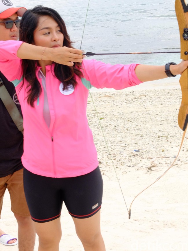 Bagi atlet cantik ini, olahraga panahan memengaruhi banyak karakter dirinya. Dengan panahan, Dinda bisa belajar untuk mengendalikan emosi, fokus, dan mengontrol diri. Foto: Anggi Mayasari/Wolipop