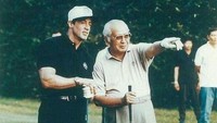 Presiden Soeharto bersama Si Rambo Sylvester Stallone kala bermain golf bersama di lapangan golf Rawamangun pada tahun 1994 lalu. (Dok. Instagram/shafiraretro)