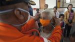 Foto: Hujan Abu Gunung Agung, Warga Bali Gunakan Masker