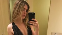 Dia juga kerap tampil seksi di akun Instagram pribadinya (Instagram @geniebouchard)