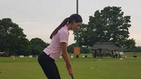Wah, Demi tidak hanya menyukai olahraga indoor, ia juga tidak takut untuk terpapar sinar matahari saat bermain golf. (foto : instagram @demileighnp)