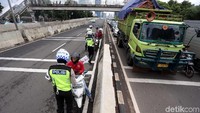 Dari awal struktur jalan memang sudah dirancang untuk kendaraan mobil. Jadi bahaya jika dilintasi motor, kata Halim. Foto: Rengga Sancaya
