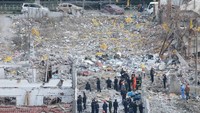 Pejabat publik setempat mengkonfirmasi pusat ledakan berasal dari sebuah septic tank yang ada di lahan kosong itu. Foto: REUTERS/Stringer