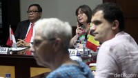 Pertemuan tersebut membahas mengenai pendidikan politik di kedua negara di dalam perkampusan.