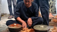 Tradisi bertajuk Nyiram Gong Sekati merupakan ritual tahunan yang dilakukan keraton setiap tanggal 7 Mulud dalam kalender Jawa.