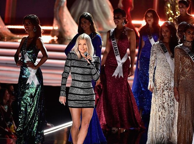 Acara yang berlangsung pada, Minggu, (26/11/2017) malam waktu setempat itu juga dimeriahkan dengan penampilan penyanyi Fergie. Foto: Getty Images