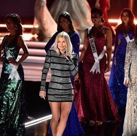 Acara yang berlangsung pada, Minggu, (26/11/2017) malam waktu setempat itu juga dimeriahkan dengan penampilan penyanyi Fergie. Foto: Getty Images